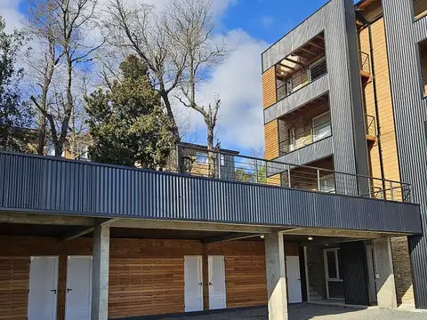 Venta de cochera + baulera en Haakon Urbano.