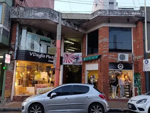 EN VENTA! GALERIA CENTRICA DE 6 LOCALES COMERCIALES!