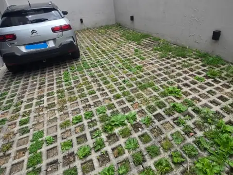 COCHERA FIJA DESCUBIERTA CON POSIBILIDAD DE TECHARSE, PORTON AUTOMATICO.