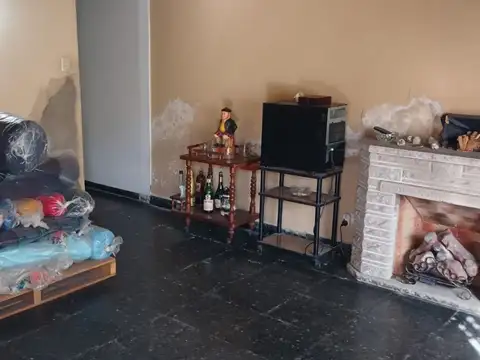 Casa para dos familias a la venta en Lanús! Buena zona y precio!