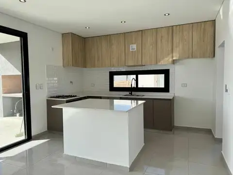 Casa 5 ambientes con 3 baños