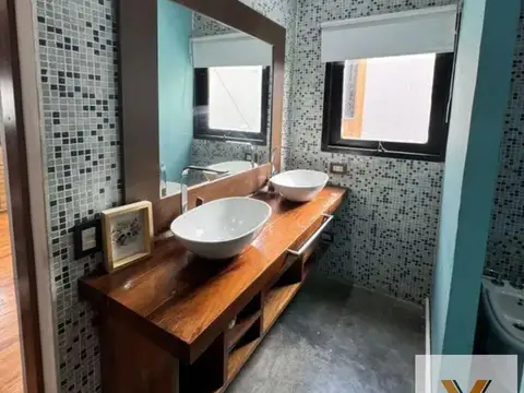 Casa en venta - 5 Dormitorios 4 Baños - Berazategui