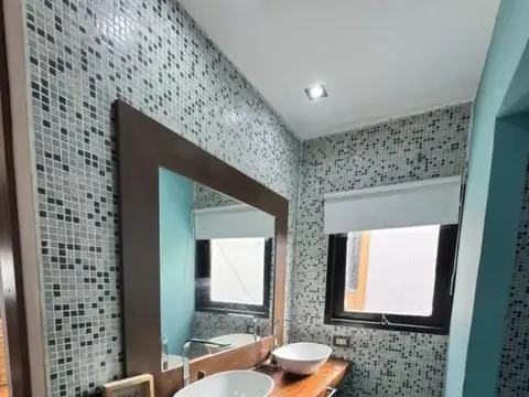 Casa en venta - 5 Dormitorios 4 Baños - Berazategui