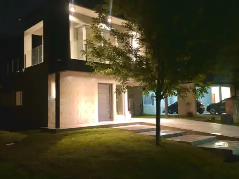 Casa 5 ambientes con 4 baños