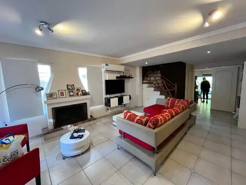 Casa 4 ambientes con 3 baños