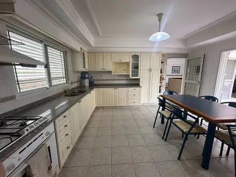 Casa 5 ambientes con 2 baños