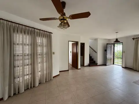 Casa 8 ambientes con 2 baños