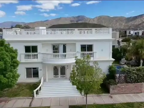 OPENHOUSE vende casa de categoría en Barrio La Bastilla