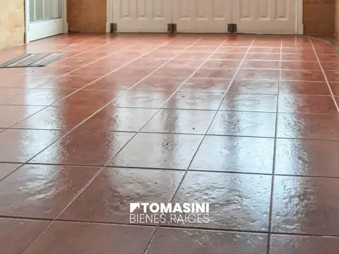 Chalet de 4 ambientes con quincho, local y parque