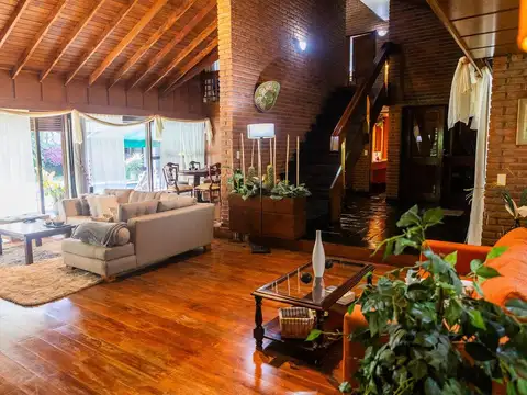 Casa en Venta con 2 cocheras