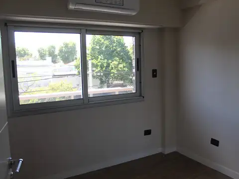 Excelente Semipiso 4 ambientes con balcón y 2 cocheras. Liniers. A estrenar. Al frente