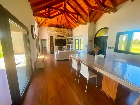 Casa en Venta con 2 cocheras