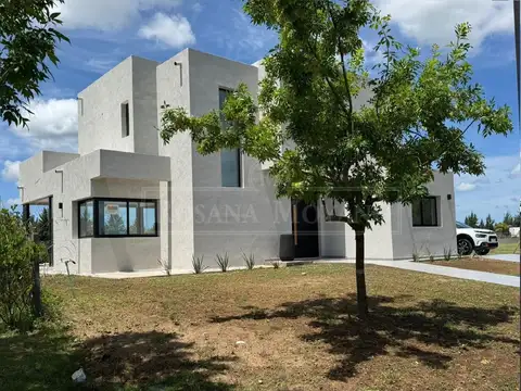 Venta - Casa - Agua - 2 plantas - 5 Amb - Barrio El Naudir