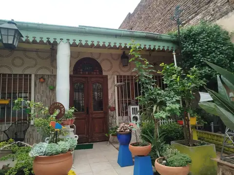 VENTA CASA 4 AMBIENTES COCHERA PATIO OPORTUNIDAD MORON SUR PERMUTA