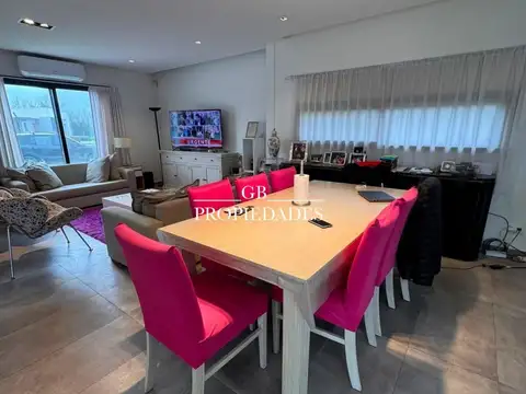 Casa 4 ambientes con 3 baños