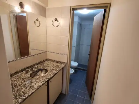 ALQUILER – Departamento luminoso de 1 dormitorio y medio con balcón en Nueva Córdoba