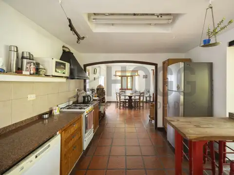 Casa 8 ambientes con 4 baños