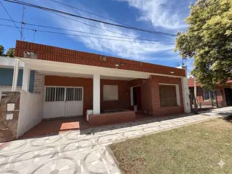 Casa en venta c/ cochera en Fray Luis Beltrán