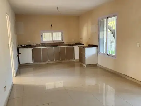 Casa 4 ambientes con 2 baños