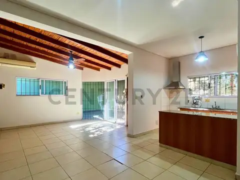 Venta Casa de 2 Dormitorios con jardín y cochera en Alberdi, Rosario