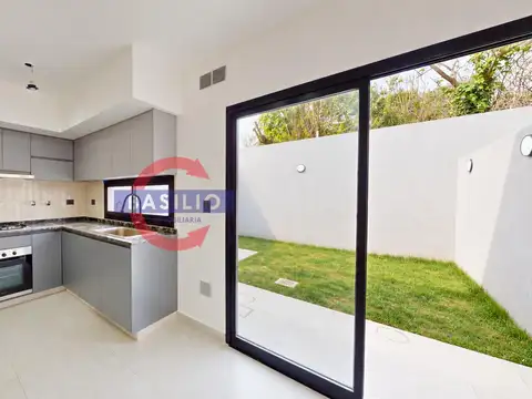 VENTA IMPECABLE DÚPLEX A ESTRENAR CON COCHERA Y JARDÍN EN CARAPACHAY