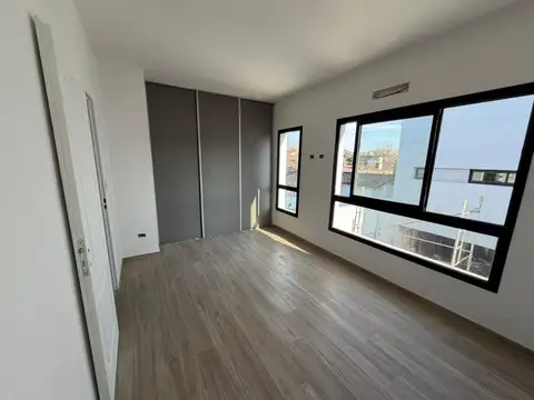 VENTA IMPECABLE DÚPLEX A ESTRENAR CON COCHERA Y JARDÍN EN CARAPACHAY