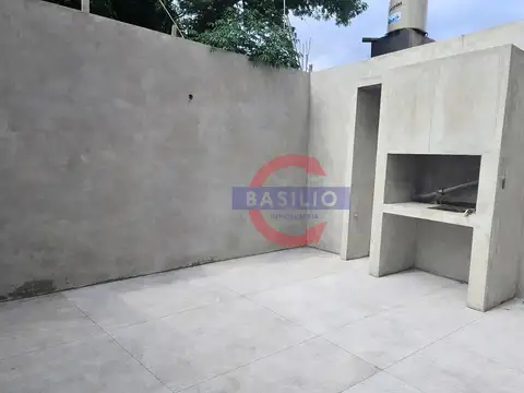 VENTA IMPECABLE DÚPLEX A ESTRENAR CON COCHERA Y JARDÍN EN CARAPACHAY