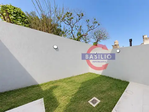 VENTA IMPECABLE DÚPLEX A ESTRENAR CON COCHERA Y JARDÍN EN CARAPACHAY