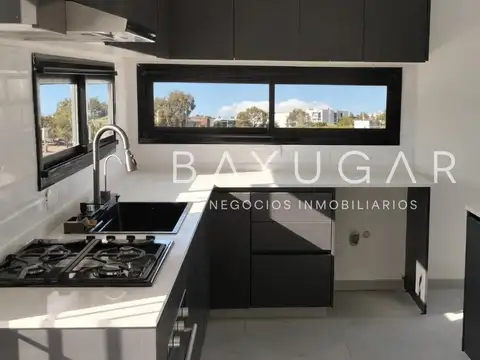 Casa 5 ambientes con 4 baños