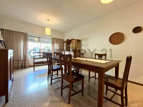 Venta Casa de 3 Dormitorios con cochera, patio y quincho en barrio Belgrano, Rosario