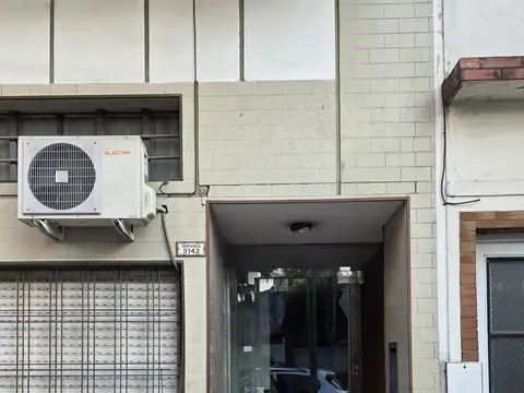 Depto en alquiler en Monte Castro 2 ambientes - 2° piso por escalera - living comedor - cocina amplia - lavadero - dormitorio con placard - muy luminoso