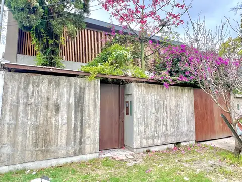 Las Lomas: Única Casa de Diseño Moderno, 8 Años de Antigüedad. Lote 10x50. Gran Jardín con Piscina.