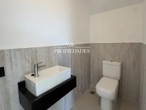 Casa 5 ambientes con 4 baños