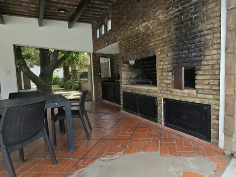 Casa 6 ambientes con 2 baños