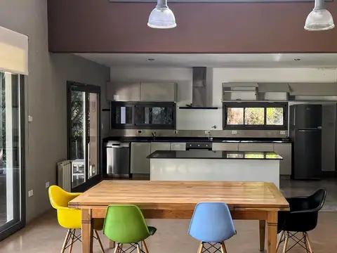 Casa en Alquiler con 3 cocheras