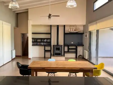 Casa 6 ambientes con 4 baños