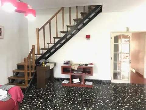 Casa 6 ambientes con 2 baños