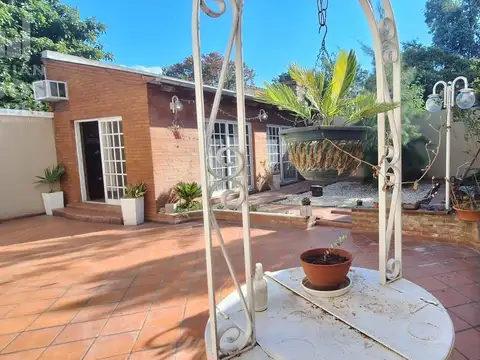 Casa 9 ambientes con 2 baños