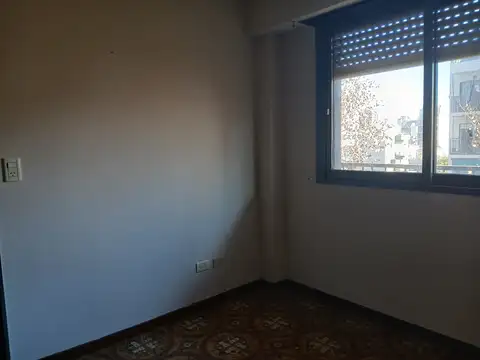 Departamento de 2 ambientes en alquiler, al frente, balcón corrido
