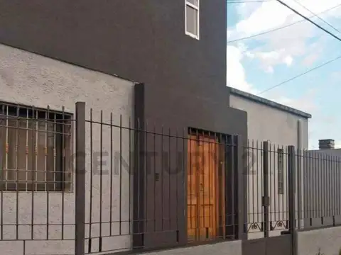 Casa esquina de 4 Dormitorios con gran Patio y Cochera en San Pablo