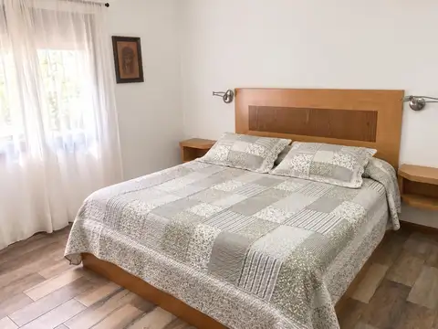 Casa en venta sobre Ramírez, Funes | 2 dormitorios en suite | Quincho y pileta