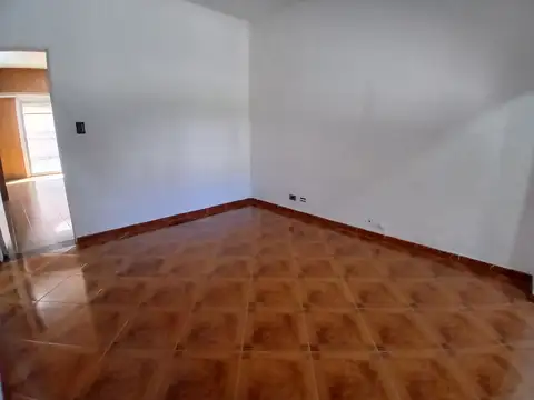 Depto Tipo Casa en Alquiler en Villa Luzuriaga, $ 800.000