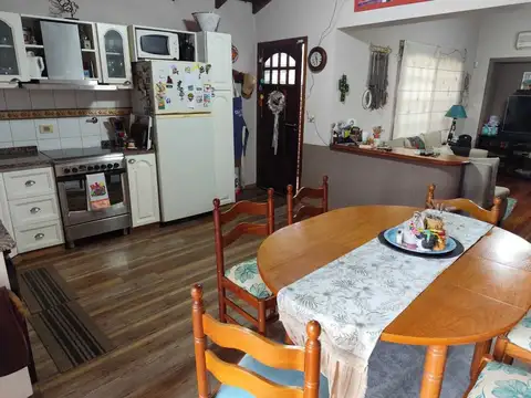 VENTA CASA 3 AMBIENTES EN BURZACO CON PILETA