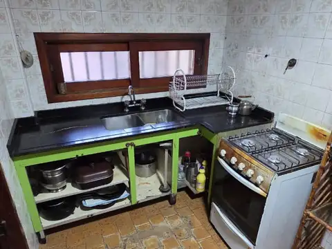 Gran casa 5 amb con parque, quincho y cochera amplia. Excelente ubicacion: Gral. Jose de San Martin 820, Lomas de Zamora
