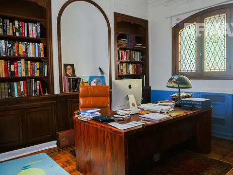 Casa 11 ambientes con 2 baños