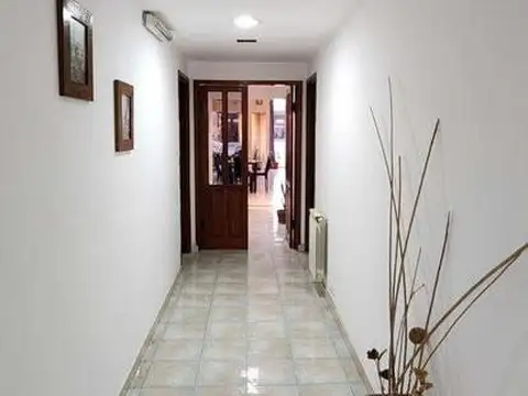 Edificio Comercial en venta - 15 Dormitorios 16 Baños 8 Cocheras - 658Mts2 - Carlos Tejedor