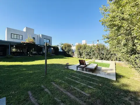 Casa en Venta con 3 cocheras