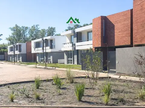 Dúplex en venta en housing Las Veras – 2 o 3 dorm con seg y amenities en Valle Escondido