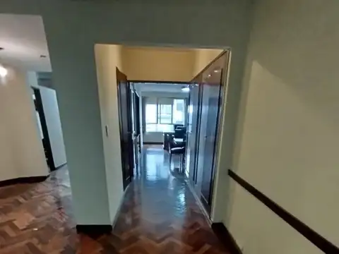 Oficina 5 ambientes con 2 baños