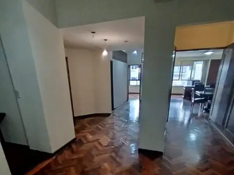 Oficina 5 ambientes con 2 baños